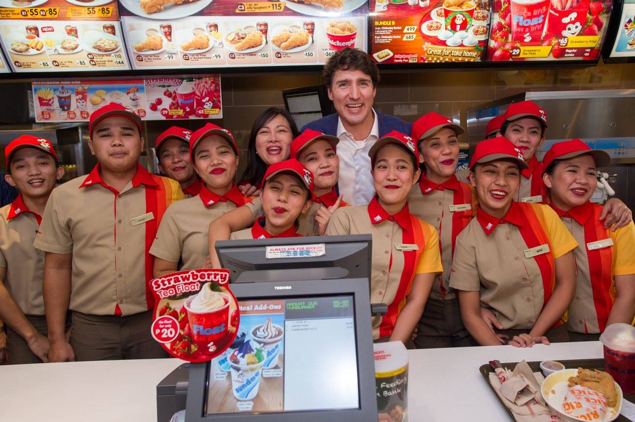 Canadian Prime Minister Justin Trudeau poses with Jollibee staff and crew during his visit to the North Harbour branch after arriving in Manila on Sunday (Nov 12, 2017) for the ASEAN Summit. PHOTO: Facebook/Jollibee