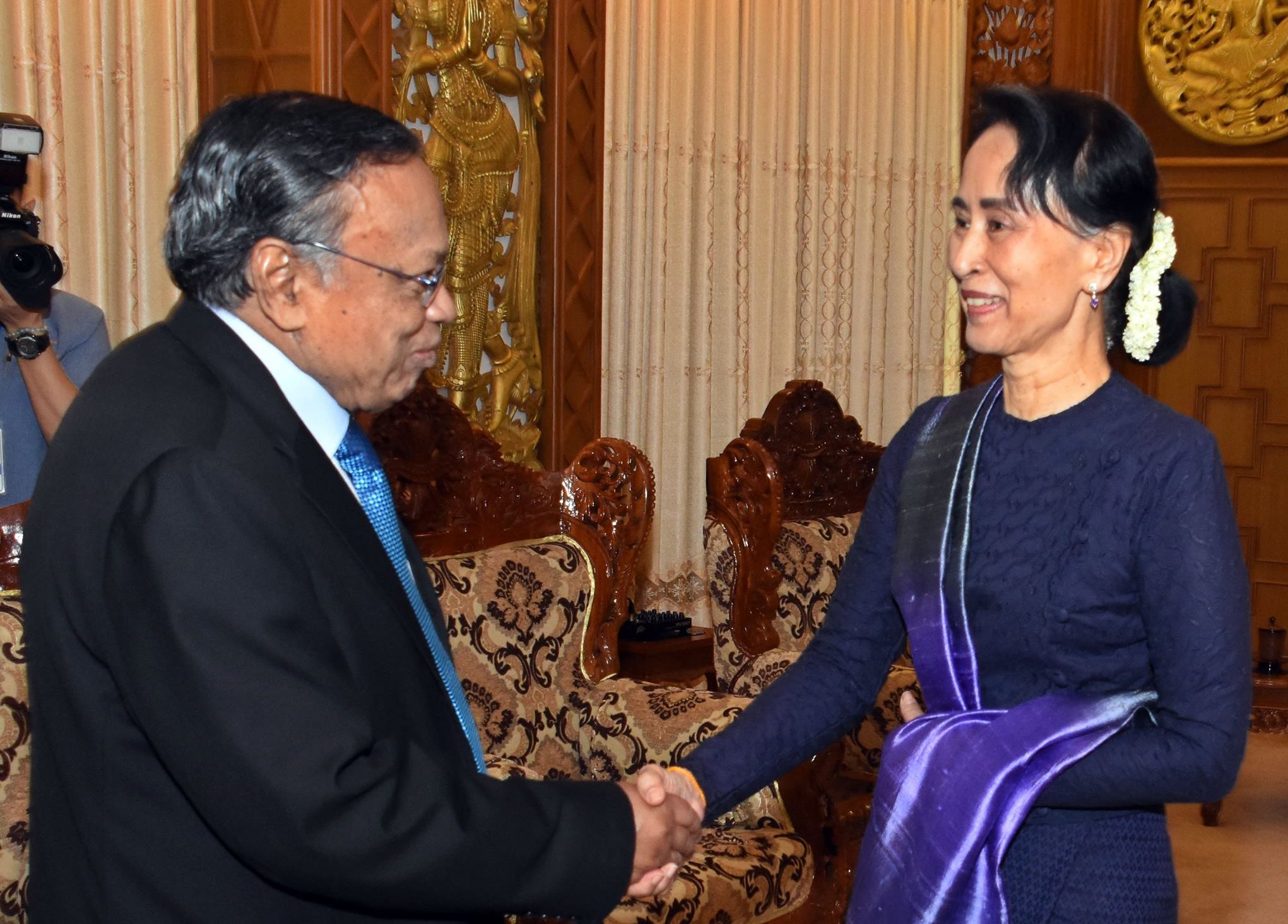 State Counsellor Aung San Suu Kyi meets Bangladeshi Foreign Minister A.H. Mahmood Ali on November 24, 2017. Photo: Facebook / Myanmar State Counsellor Office