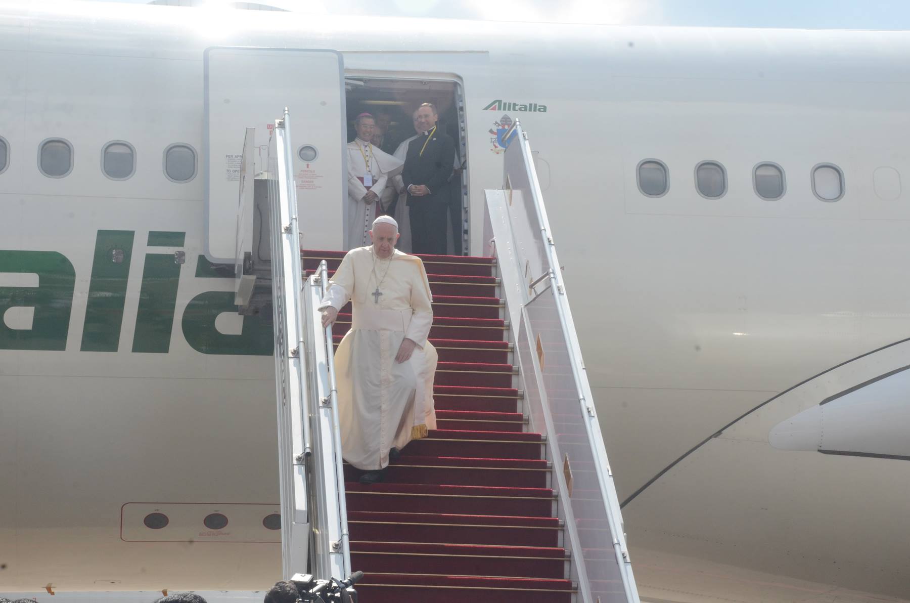 Pope Francis arrives in Yangon on November 27, 2017. Photo: MOI