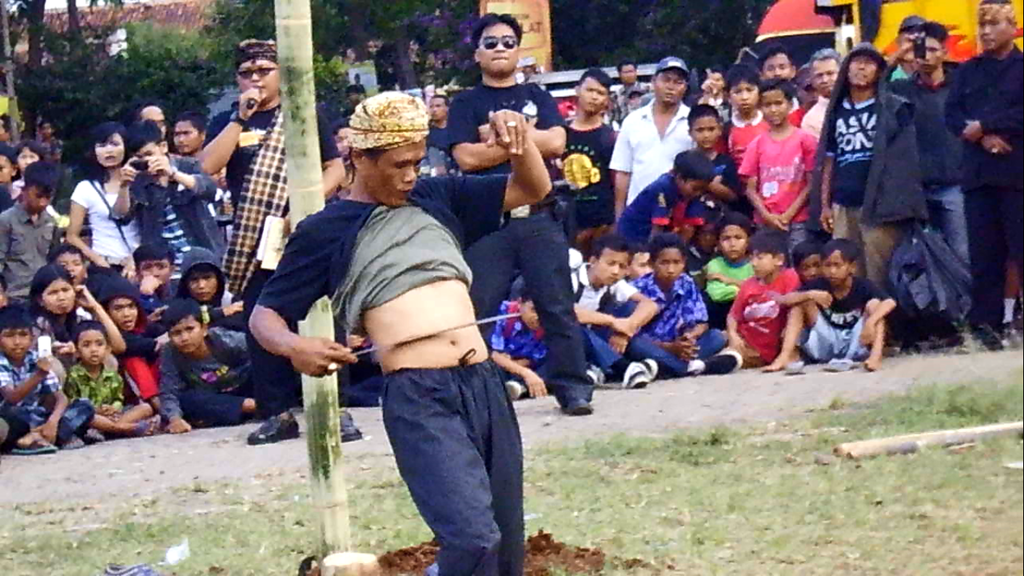 A debus practitioner in Garut, West Java performing a stunt whereby his skin is impenetrable by sharp objects. Photo: Wikimedia Commons/Ilham.nurwansah