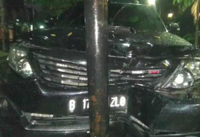 The Toyota Fortuner Setya Novanto was riding in, crashing into an electric pole in South Jakarta on November 16, 2017. Photo: Twitter