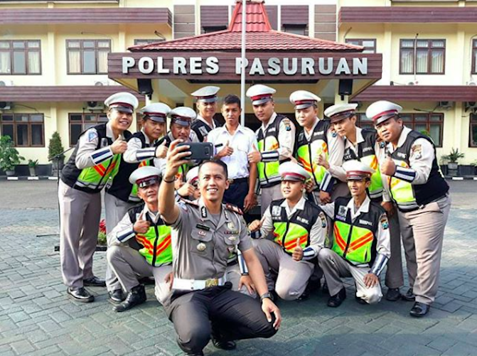 Polisi (white shirt, center) posing for a photo with his new colleagues at the Pasuruan Traffic Police on November 20. 2017. Photo: Instagram/@polantasindonesia