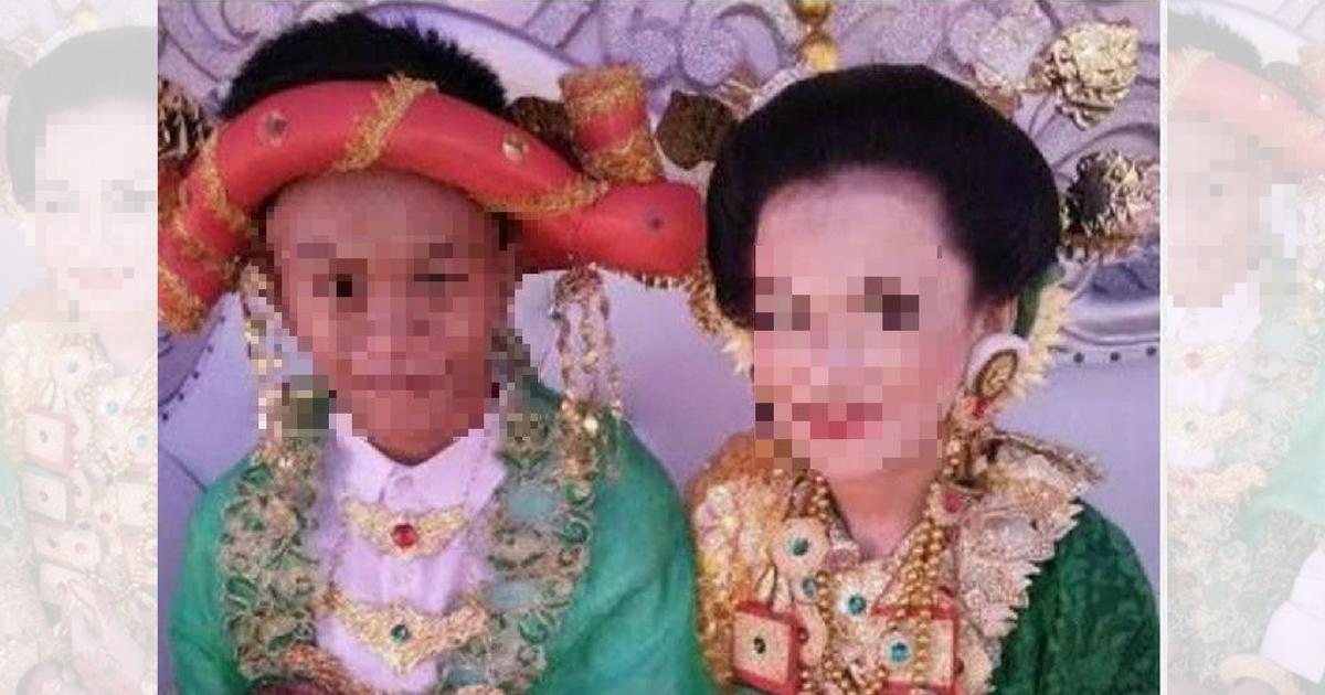 A viral photo showing two 16-year-olds getting married in West Sulawesi, Indonesia. Photo: Facebook