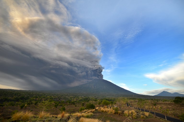 General view of Mount Agung during an eruption seen from Kubu sub-district in Karangasem Regency, on Indonesia’s resort island of Bali on November 26, 2017. 
AFP PHOTO / Sonny Tumbelaka 