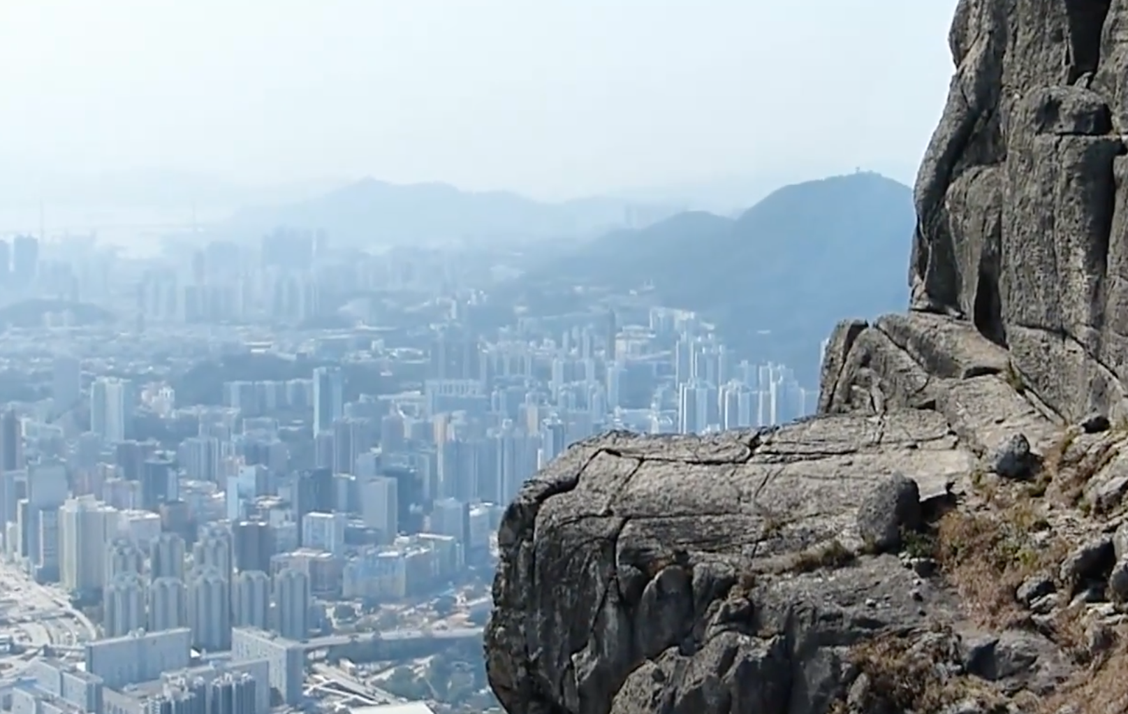A view on Hong Kong from a cliff on Kowloon peak. Screengrab via YouTube/Moducking Jasso.