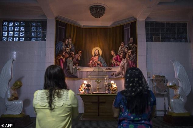 Catholic women from Myanmar pray before morning service at St. Francis of Assisi Catholic Church in Yangon on November 28, 2017, a day after the arrival of Pope Francis to the country. / LILLIAN SUWANRUMPHA / AFP / 