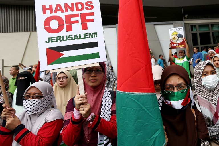 Malaysian Muslims hold placards during a demonstration against US President Donald Trump’s recognition of Jerusalem as Israel’s capital, outside the US embassy in Kuala Lumpur on December 8, 2017.
Thousands of protesters in Muslim-majority Malaysia demonstrated December 8 outside the US embassy over President Donald Trump’s recognition of Jerusalem as Israel’s capital, denouncing it as a “slap in the face” for Muslims worldwide.
 / AFP PHOTO / –