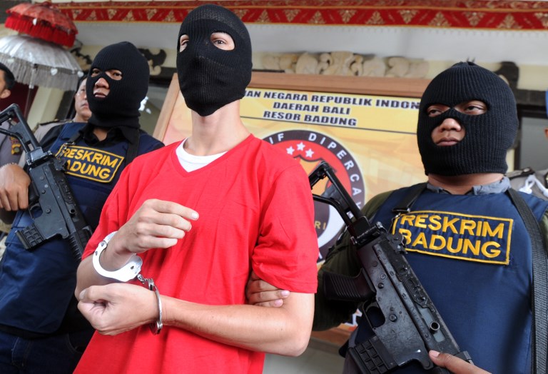 US prisoner Christian Beasley (C) is held by Indonesian police during a press conference at a police station in Badung regency on Indonesia’s resort island of Bali. Photo: Sonny Tumbelaka/AFP