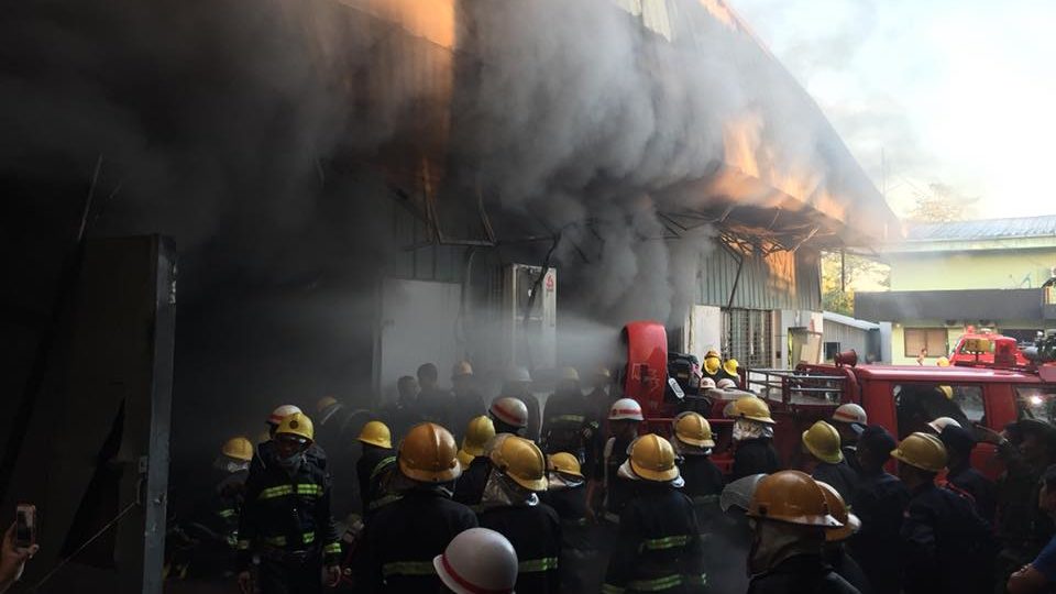 A fire at the Yangon Pan-Pacific International Company factory in Thingangyun Township on December 12, 2017. Photo: Fire Services Department