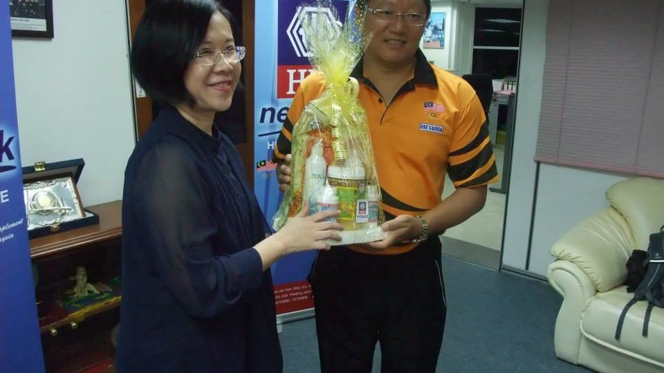 This 2013 photo shows Ms. Ng Swee Lian, General Manager of HDI Network with National Diving Coach, Mr. Yang Zhuliang. PHOTO: Facebook / Olympic Council of Malaysia