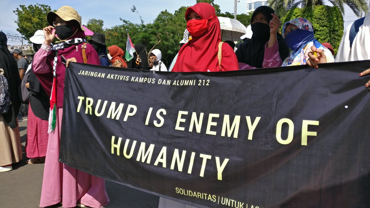 Banner at an anti-US rally in Jakarta on December 8, 2017. Photo: Yosef Riadi‏ 
/ @joestargazer / Twitter