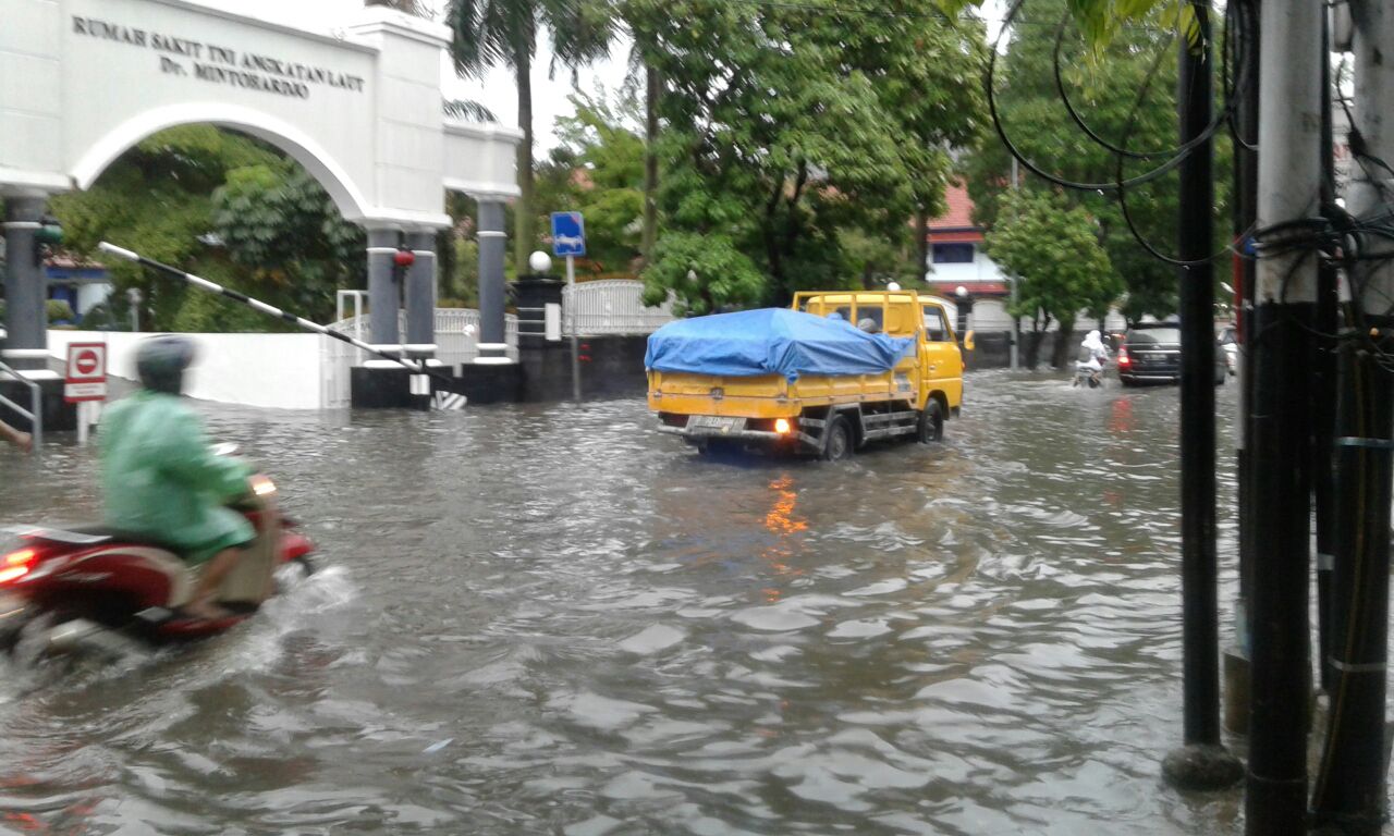 Jalan Bendungan Hilir in South Jakarta under flood waters on December 11, 2017. Photo: @ieiechubby / Twitter