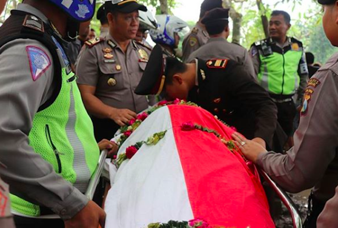 Brigadier Sheriff Gagah’s coffin covered with an Indonesian flag during his funeral on December 17, 2017. Photo: Instagram/@polresjombang