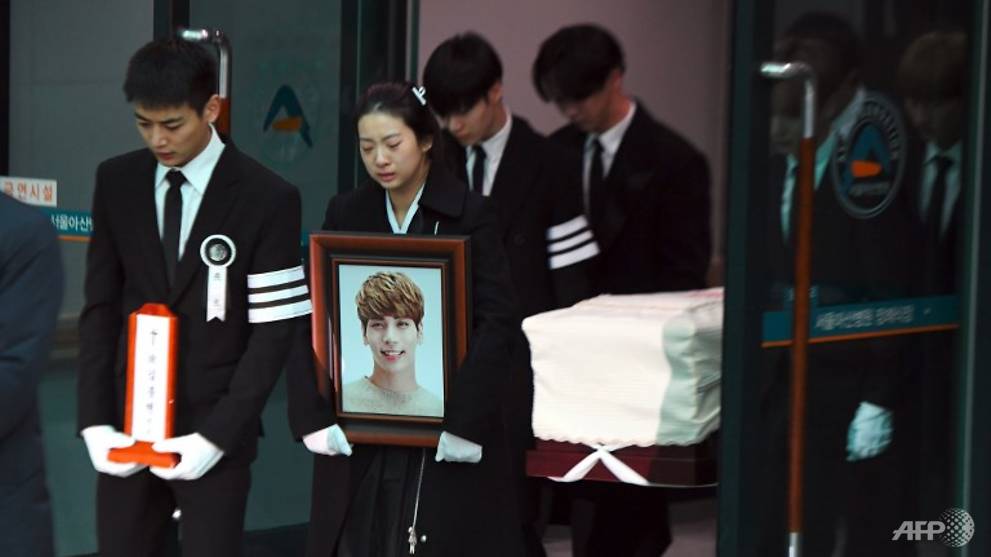 Family members and friends of late SHINee singer Kim Jong-hyun carry out his coffin during a funeral at a hospital in Seoul on Dec. 21, 2017. Photo: AFP / JUNG YEON-JE