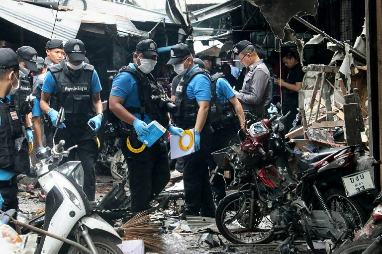 A Thai forensics unit scours the aftermath of a motorcycle bombing which killed three civilians and wounded 22 others at a market in the restive southern Thai province of Yala, Jan. 22, 2018. Photo: Tuwaedaniya Meringing 