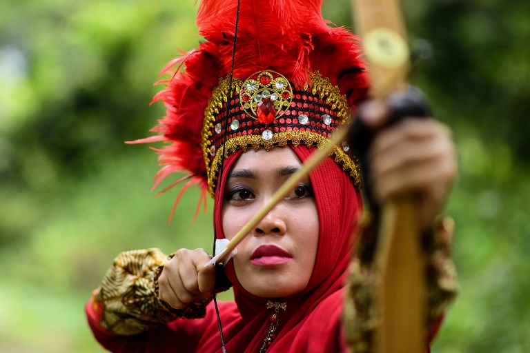 An Indonesian woman traditional archer Dhanisa Restya Agung poses for a photograph during an International traditional archery festival at Seri Menanti in Negeri Sembilan, about 90kms of Kuala Lumpur on January 28, 2018. / AFP PHOTO / MANAN VATSYAYANA