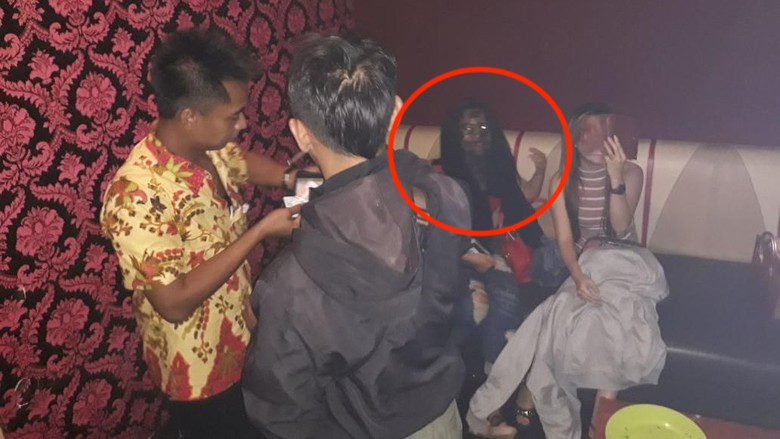 A viral photo showing what looked to be a supernatural being sitting in the background, which turned out to be a woman wearing a veil. Photo: Instagram
