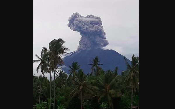Mount Agung erupting on Jan. 11, 2018. Photo via Sutopo Purwo Nguroho/BNPB