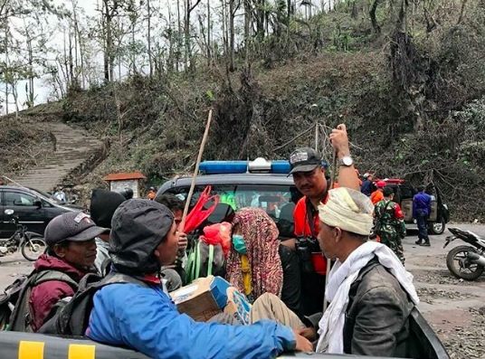 Red Cross Indonesia (PMI) was on standby when a group of six Indonesians were evacuated from trying to climb up Mount Agung on Tuesday night/Wednesday morning. Photo: Red Cross Bali Province
