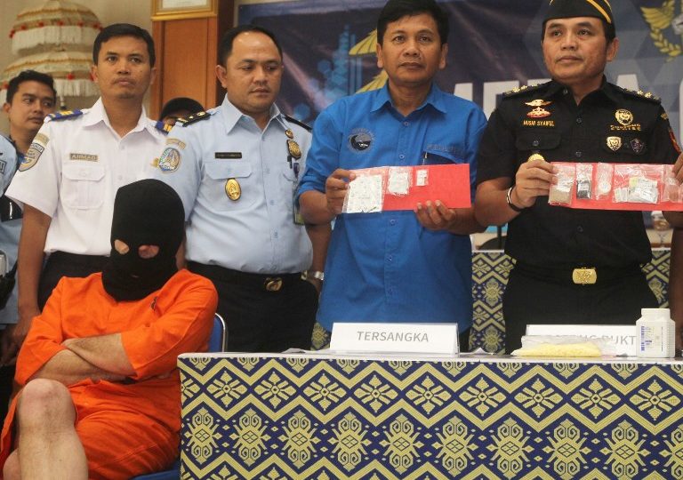 A 56-year-old German man (L), identified by his initials SKAR who was arrested on January 26 when he arrived at Bali’s Ngurah Rai International Airport on a flight from Doha, sits as police show evidence at a press conference in Denpasar, on Indonesia’s resort island of Bali on February 22, 2018. Photo: AFP