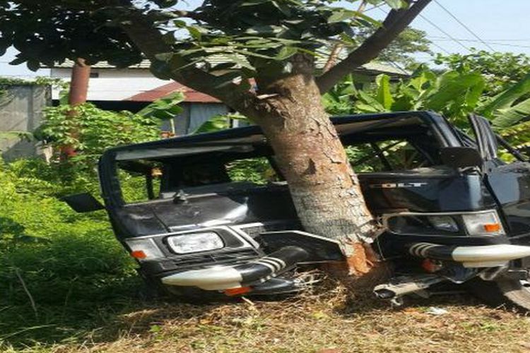 The condition of the husband’s truck after getting rammed into a tree by his wife’s car. Photo: Kotawaringin Timur Police handout