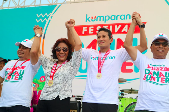 Susi Pudjiastuti and Sandiaga Uno receiving their medals after the Sunter Lake race on February 25, 2018. Photo: Twitter/Indonesia Fisheries Ministry