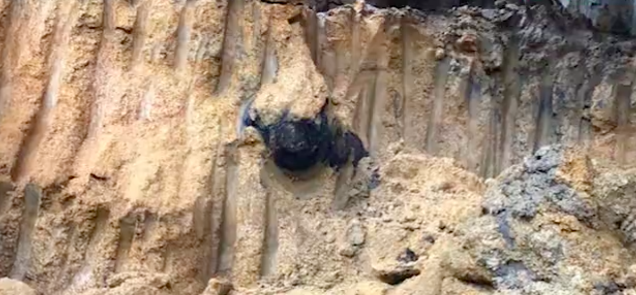Bomb disposal officer Alick McWhirter said this particular bomb was difficult to remove because of the weather and where it was found. Screengrab via Apple daily video.