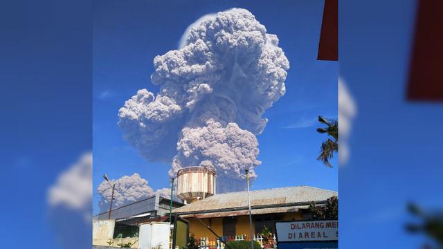 Mount Sinabung spewing massive smoke-and-ash column on morning of Feb. 19, 2018. Photo: Twitter/@Sutopo_PN