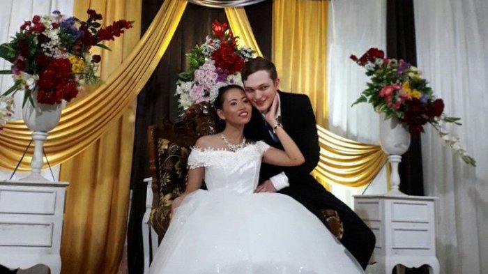 Sri Rahayu and Ezra Liam Honan on their wedding day. Photo: Facebook via Warta Kota