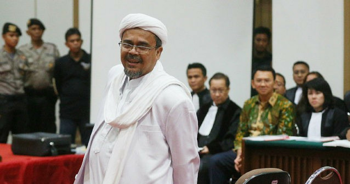 Indonesian firebrand cleric Rizieq Shihab (front) prepares to take his seat in court to testify in the blasphemy trial of Jakarta’s Christian governor Basuki Tjahaja Purnama (background 2nd R), also known as “Ahok”, in Jakarta on February 28, 2017. Photo: 
RAMDANI / AFP