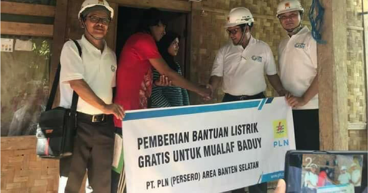 The banner reads ” “Giving free electricity aid to Badui Muslim converts” and below that it says PT PLN (Persero) South Banten.  A PLN spokesperson said the banner was mistaken and the aid money was not given by PLN but by a charity made up of PLN employees. Photo: Kang H Idea / Facebook