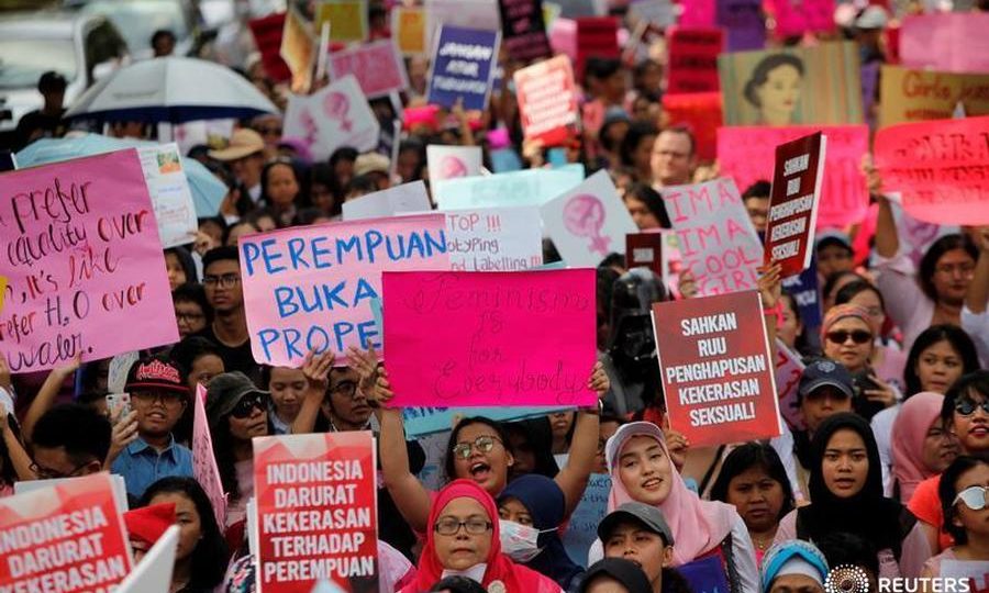 People take part in a rally calling for women’s rights and equality ahead of International Women’s Day in Jakarta, Indonesia, March 4, 2017. REUTERS/Fatima Elkarim – RTS11EBN