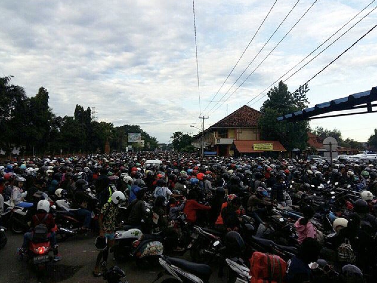 How’d you like to wait in this queue? Port of Gilimanuk on March 16, 2018. Photo via Info Denpasar. 