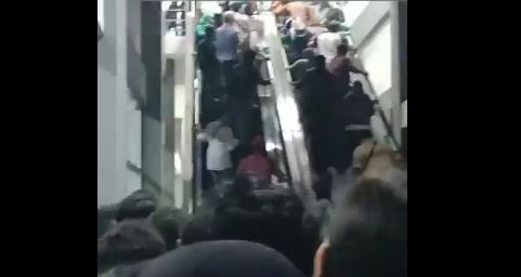 KRL Commuterline passengers going up a descending escalator on the right. Photo: Twitter/@Iputrii1