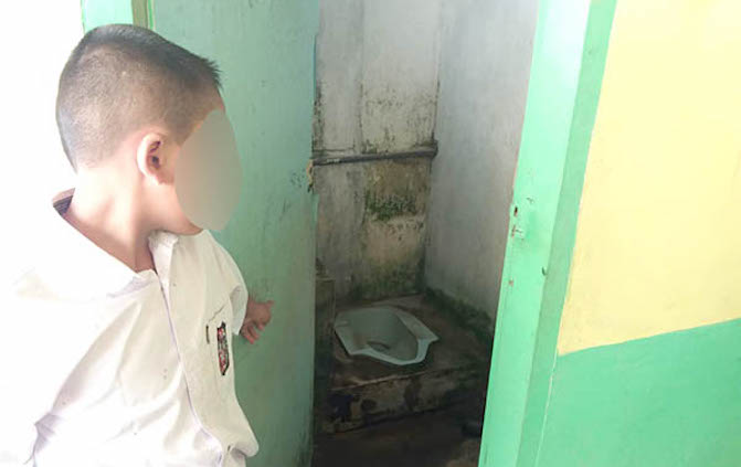 MB showing the toilet that his teacher made him lick. Photo: metro24jam