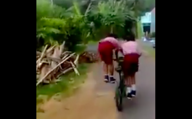 Two boys in Indonesia redefining tandem biking. Photo: Twitter/@_fransiskancis