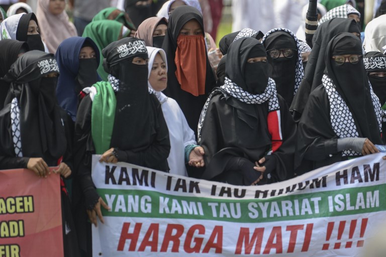 Supporters of an Indonesian hardline Muslim group gather to protest in Banda Aceh on April 19, 2018, against a new regulation that will see criminals flogged only behind prison walls.
Indonesia’s Aceh province will stop whipping criminals in public after a wave of international condemnation of the practice, local officials said recently. Aceh is the only province in the world’s most populous Muslim-majority country that imposes sharia law and people can be flogged for a range of offences — from gambling, to drinking alcohol to having gay sex or relations outside of marriage. / AFP PHOTO / CHAIDEER MAHYUDDIN