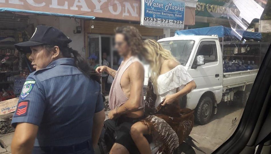 The two tourists after they were asked to cover up. (Photo from ABS-CBN News) 