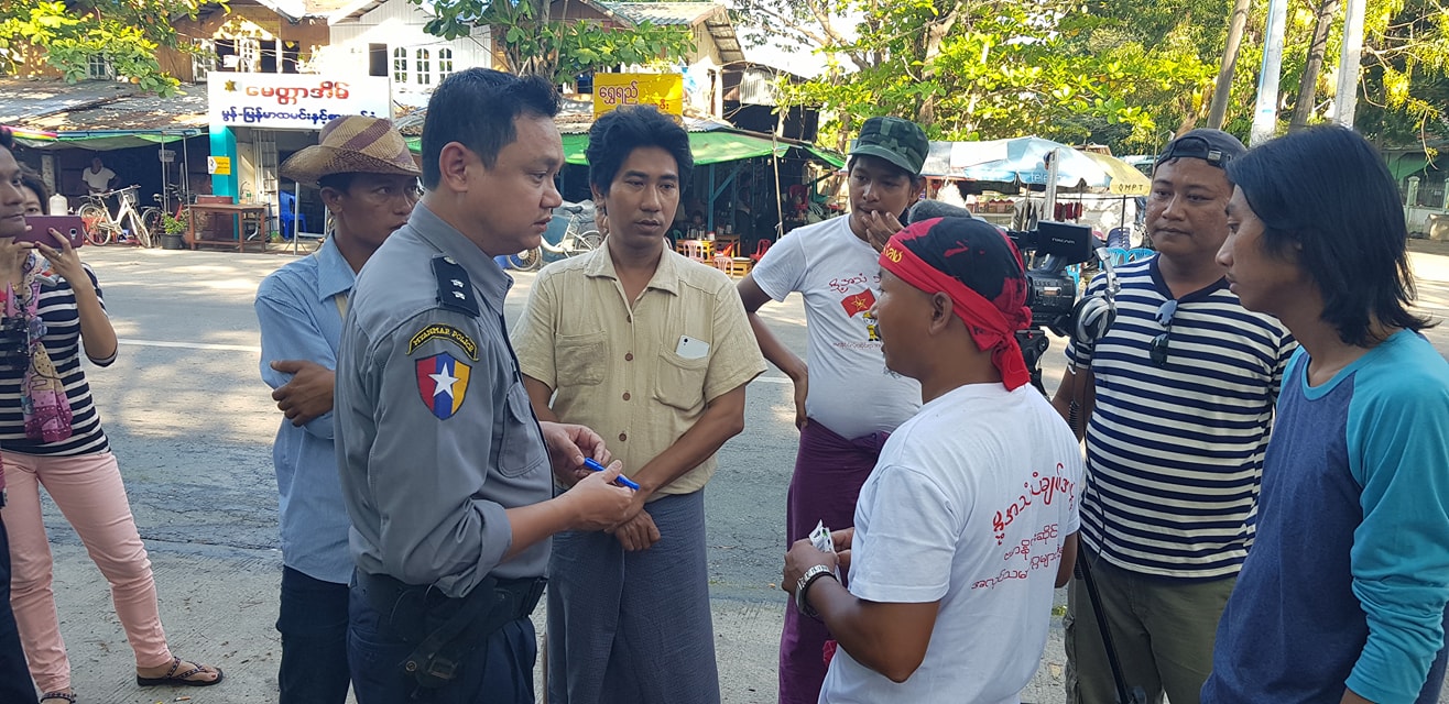 Yangon police interrogate a thangyat performer during Thingyan 2018. Photo: Facebook / Aung Aung Kyaw