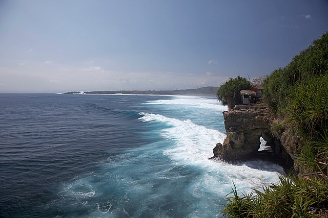 Nusa Ceningan, Bali. Photo: Wikimedia Commons