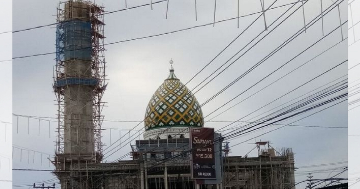 The Al-Aqsha Mosque in Jayapura, Papua, has been warned to dismantle its minaret because it is higher than any of the church steeples in the surrounding neighborhood. Photo: Dialog Sehat Katolik – Islam / Facebook