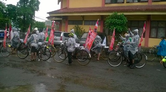 A group of Indonesian cyclists are ridin onthel all the way from West Java to Bali. Photo: IVCA 2018