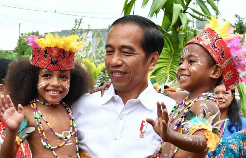 Indonesian President Joko Widodo holding children in Papua. Photo: Biro Pers Setpres / @Jokowi / Instagram