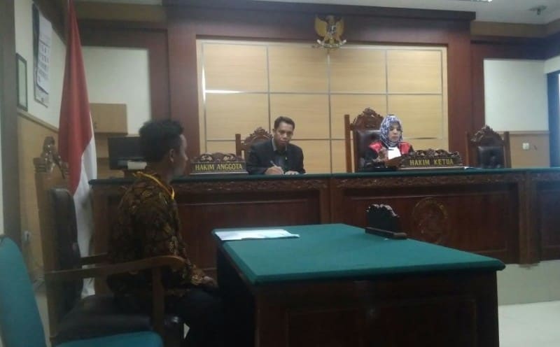 Kentut (Left) at the Tangerang District Court during his name change hearing on April 16, 2018. Photo: Kumparan