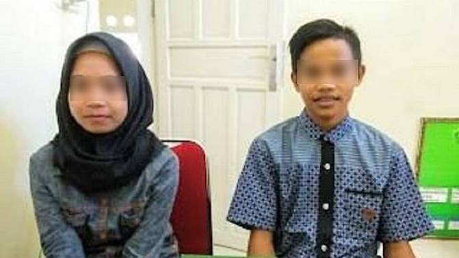 A 14-year-old girl and a 15-year-old boy from South Sulawesi, Indonesia officially tied the knot on April 23, 2018 after receiving legal dispensation from a religious court to get married so young. Photo: Twitter
