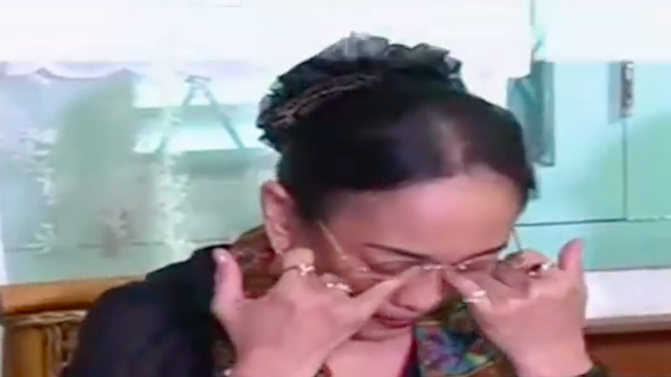 Sukmawati Soekarnoputri wiping off her tears as she apologizes for a poem that offended many Muslims in Indonesia during a press conference on April 4, 2018. Photo: Youtube/tvonenews