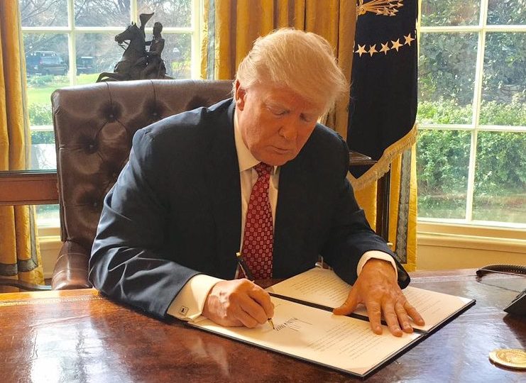 US president Donald Trump signs “a new executive order that will keep the nation safe” on March 6, 2017. Photo: Twitter / Sean Spicer