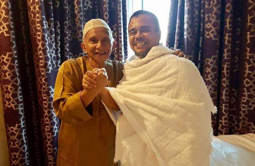 PAN Advisory Board Chairman Amien Rais meeting with Rizieq Shihab, leader of the hardline Islamic Defenders Front (FPI) in Saudi Arabia, where Rizieq is currently a fugitive from the Indonesian police. Photo: Front Pembela Islam handout