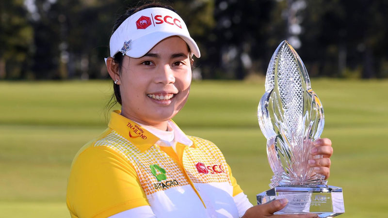 Moriya Jutanugarn poses with her trophy after her win during round four of the Hugel-JTBC Championship at the Wilshire Country Club on April 22, 2018 in Los Angeles, California. Photo: AFP