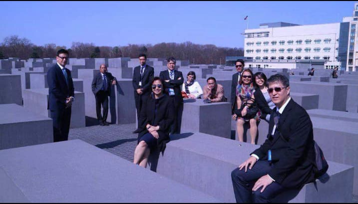 Robredo (center) poses at the Holocaust Memorial with other members of the LP. (Photo from Luminous by Trixie Cruz-Angeles & Ahmed Paglinawan Facebook page.)